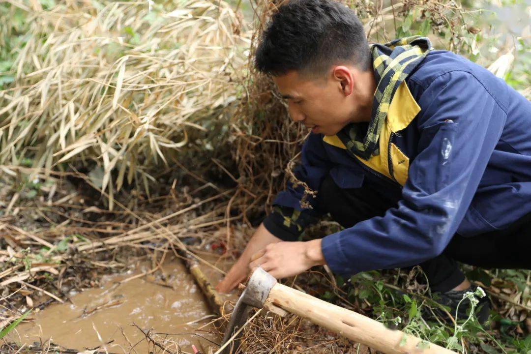 今年寒假,负责校园水电维修工作的黎家宏一如往年留在学校值班.