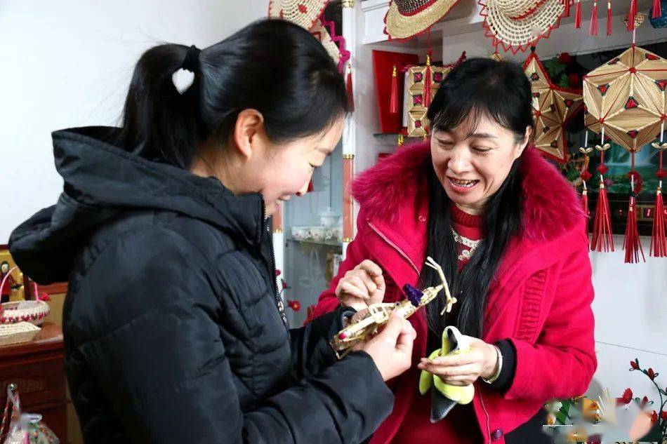 巾帼风采录任新芳巧手编织幸福梦巾帼助力奔小康