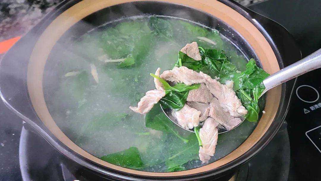 今天就跟大家分享一道家常版的广东枸杞叶猪杂汤的做法,这个做法也是