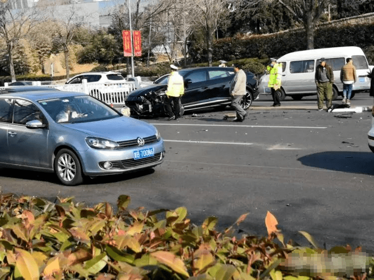 记者在现场看到 交警也正在现场处理交通事故 由于 兰博基尼左