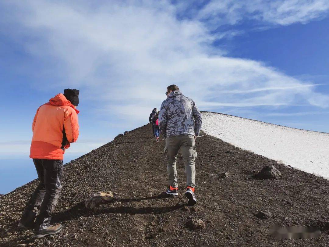 沿着火山坑的边缘一路往上爬,偶尔便会碰到几个还在冒着烟的小口