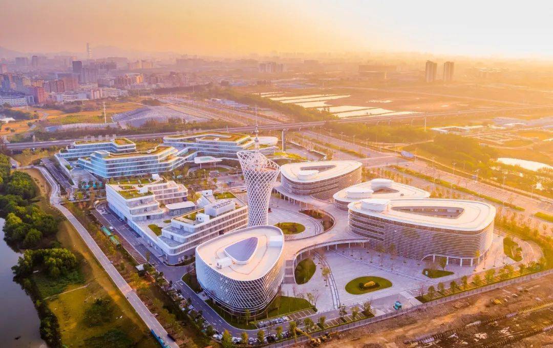 以及东宝公园,滨海驿站, 青创广场等对外开放 滨海湾新区斗转星移