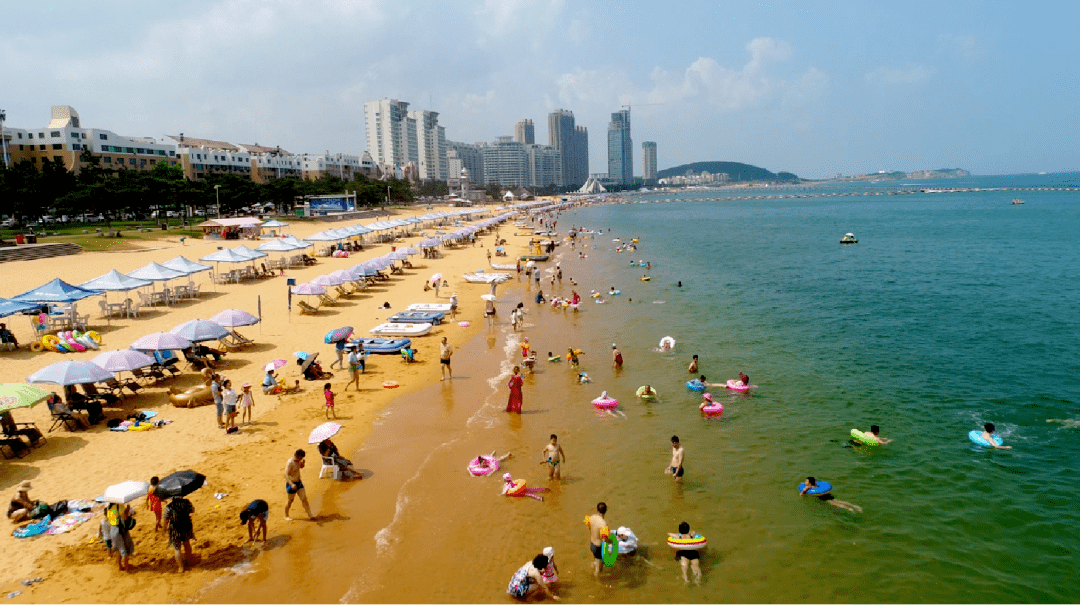 威海国际海水浴场位于威海高区,海岸线长2.