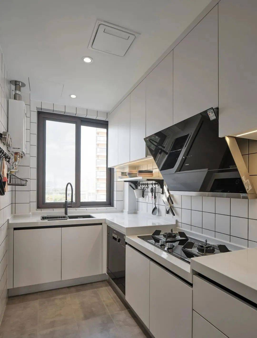 厨房,小白砖墙面搭配白色的台面与橱柜,干净清爽,高低台的设计提高