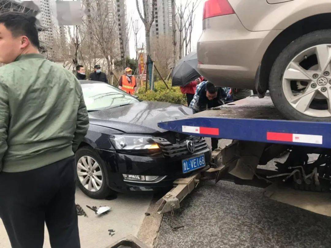 事发日照!两车相撞,车头被撞稀烂!现场一片狼藉!