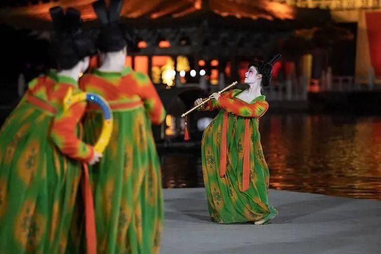 团团陪你看元宵奇妙夜! 戳链接→_河南