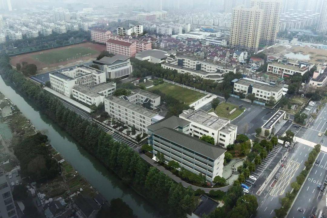 运河实验学校学校占地120亩,位于开发区湖心西路南,庞山路东,建筑面积