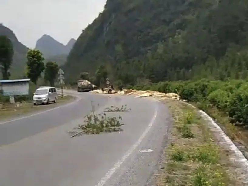 灌阳至恭城定岗坳路段一地狼藉,一行驶货车货物掉落十多米