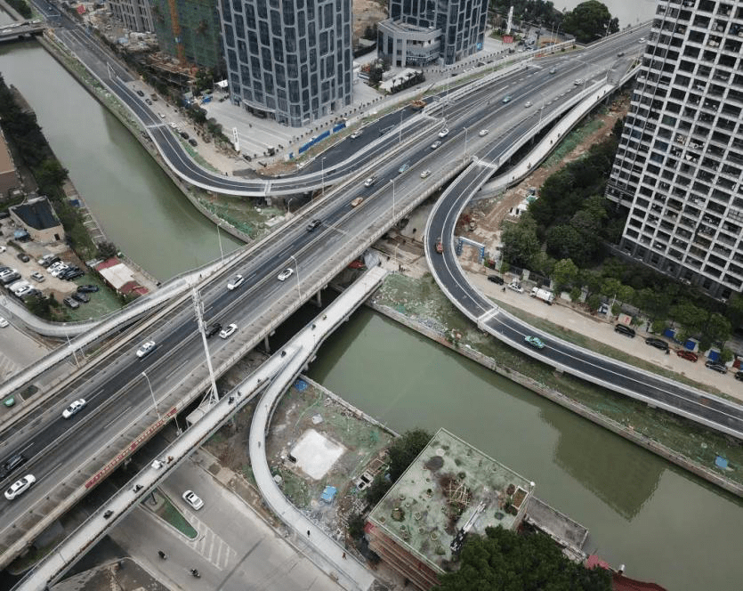 两条非机动车道,让南江滨大道快速对接鳌峰大桥,实现了金融街商务区与