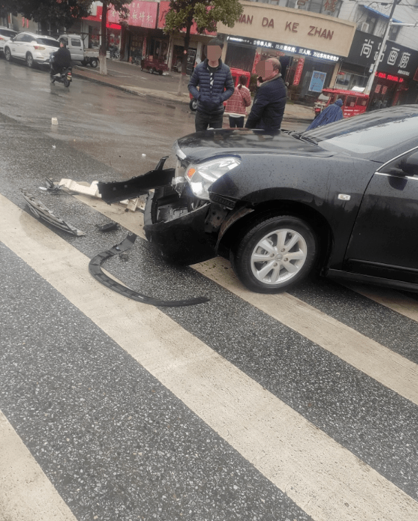 突发唐河十字路口一车辆发生碰撞现场碎片一地