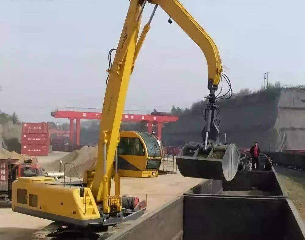 长臂挖掘机你见过吗普通挖掘机在边上就跟玩具一样