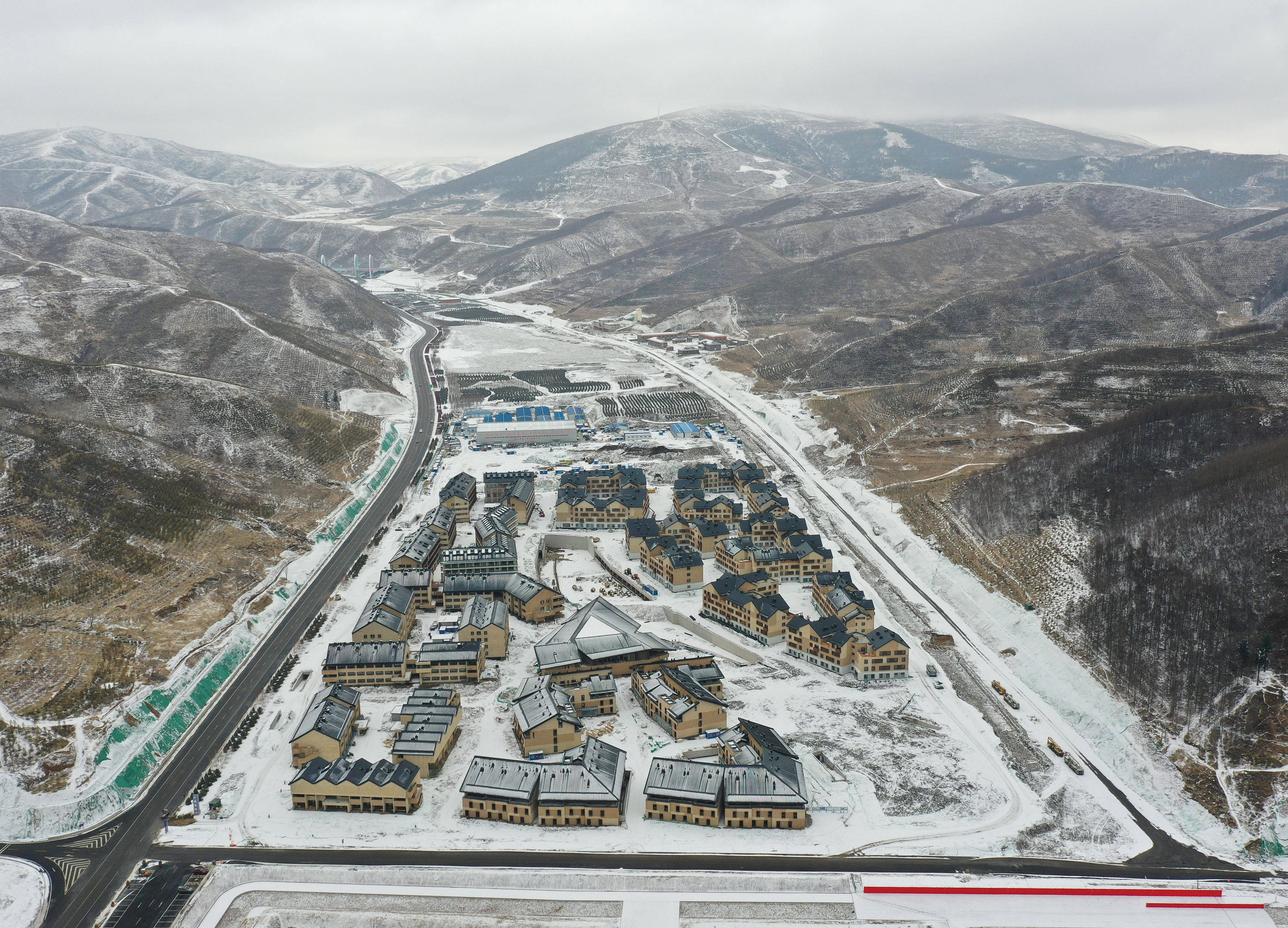 2月28日拍摄的北京2022年冬奥会张家口赛区奥运村(无人机照片.
