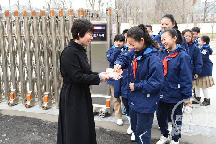 高新区第十二小学开学第一天发红包