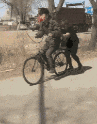搞笑GIF: 媳妇你真该减肥了,把自行车都压扁了