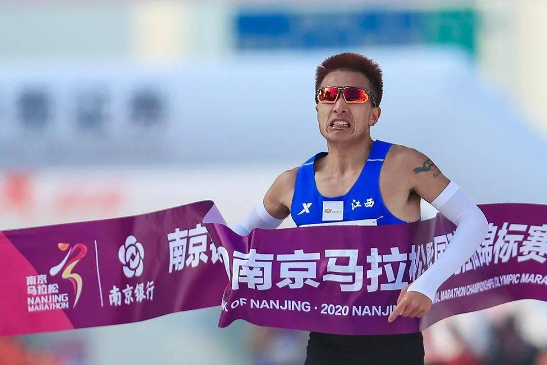 彭建华南京马拉松冲线