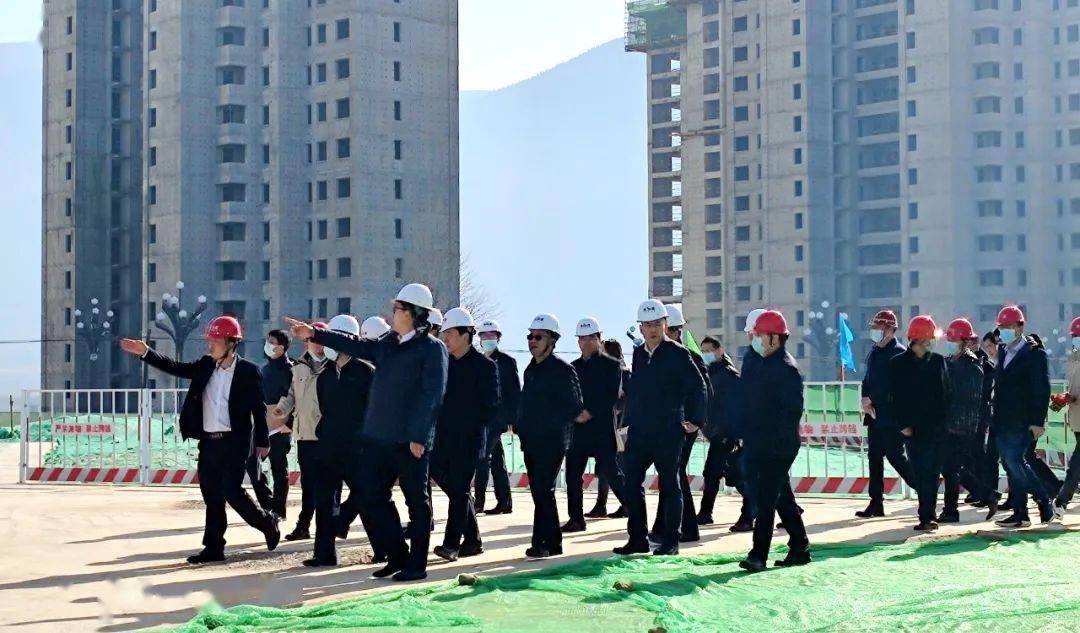 开工仪式前青海省副省长匡湧,青海省住建厅厅长王发昌,副厅长马成贵