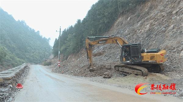 3月2日,在g356国道茶陵浣溪至太英段公路改建工程施工现场,工人们冒雨