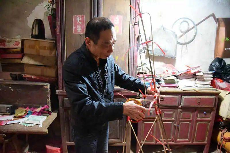 厦门 文化教育 >> 正文2021-03-05 11:00 一个简单的糊纸手工艺品,只