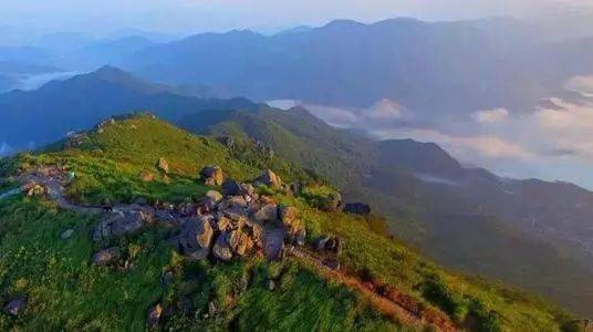 覆卮山地处上虞,嵊州,余姚三市(区)交界地带的上虞区岭南乡,主峰海拔