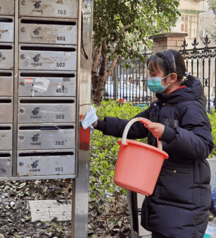 李峄琨拿着抹布把小红车仔仔细细地擦了个遍,看着干干净净的小红车,谁