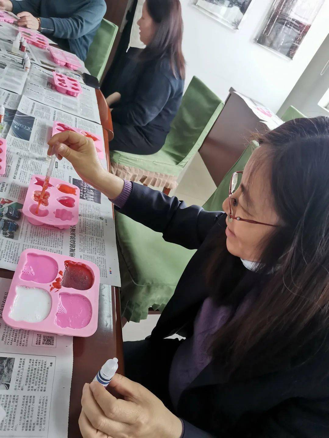 区疾控中心工会开展庆三八国际妇女节手留余香手工皂diy活动