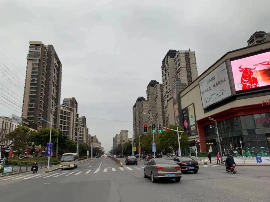 日前,嘉定南翔镇陈翔路宝翔路路口增设了左转信号灯,这让市民通过
