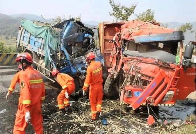 云南发生一起重大交通事故致4人死亡场面太恐怖