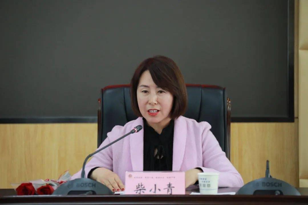 "巾帼之星"代表申梅梅和"好警嫂"代表班峰在会上发言.