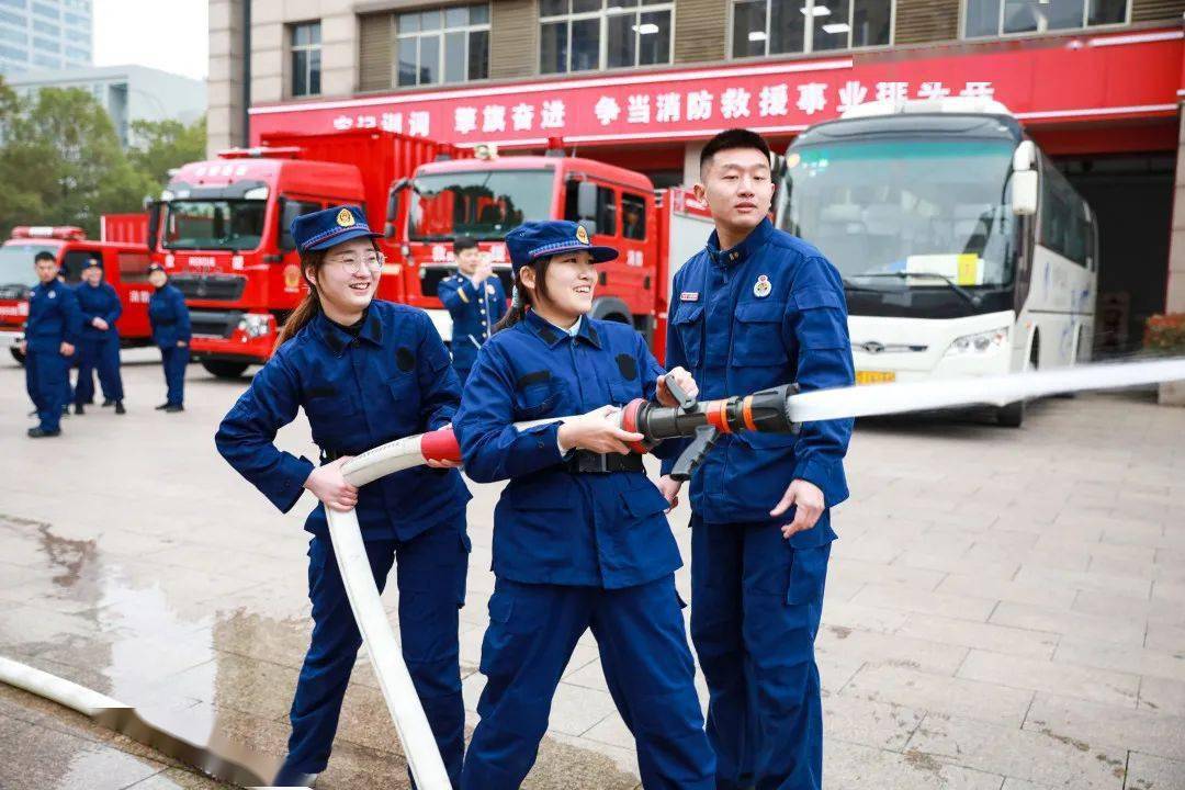 女消防员一日体验3月6日,常州市消防救援支队举办了一场特殊的三八节