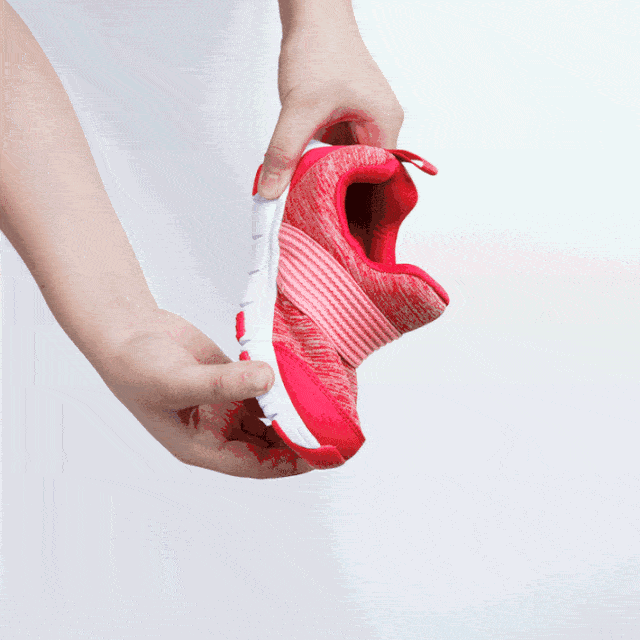 一般情况下,我们都认为鞋底容易弯曲的鞋子比较软,适合孩子跑跑跳跳.