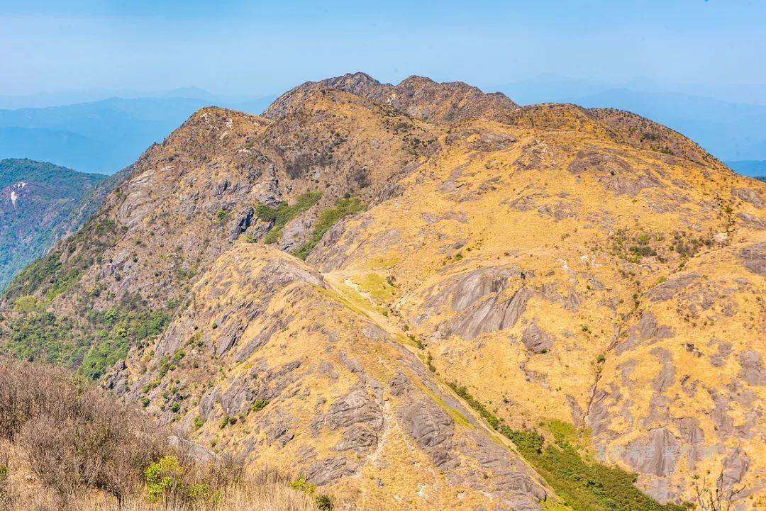 徒步登顶大龙山主峰红泥埒行走广东最壮美山脊线