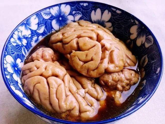 卤脑花是卡卡角角巷子里才能找到的至尊美味,一份好的卤脑花,一定是