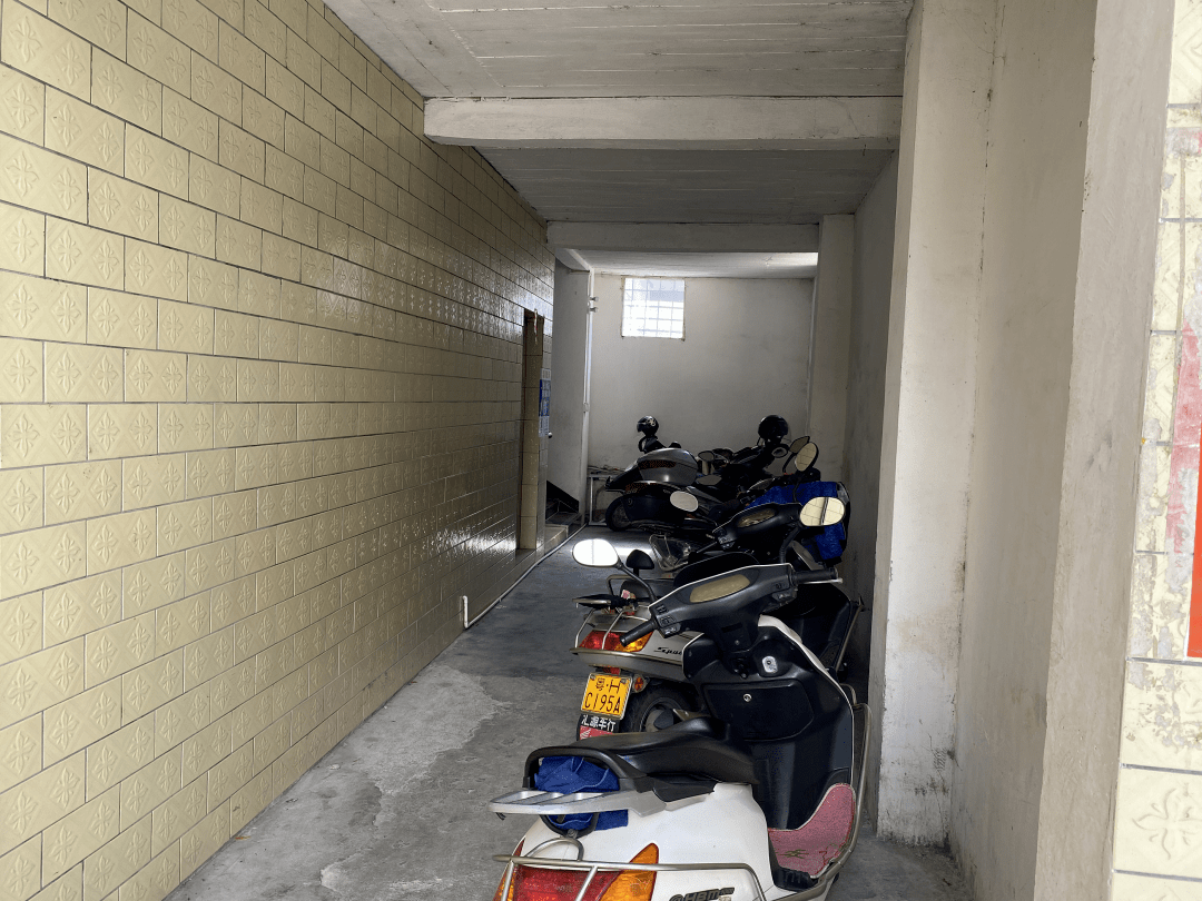 堵塞,占用疏散通道 地点:四会市棕榈园  火灾隐患: 电动车占用消防车