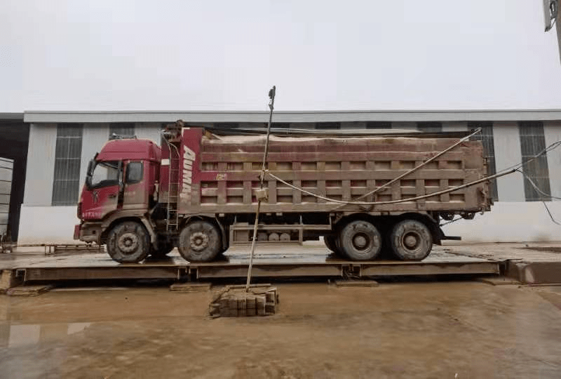 乌当交警严查"百吨王,严防"大祸车!