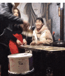 搞笑gif:姑娘你的头发油光锃亮的,最少有一个月没洗了