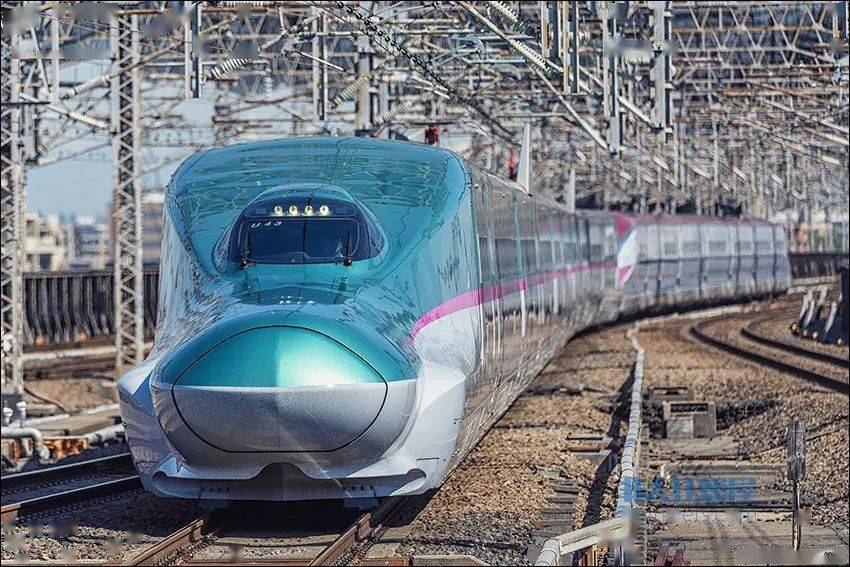 2019年5月8日,日本.新干线e5系和e6系重联驶入大宫站.