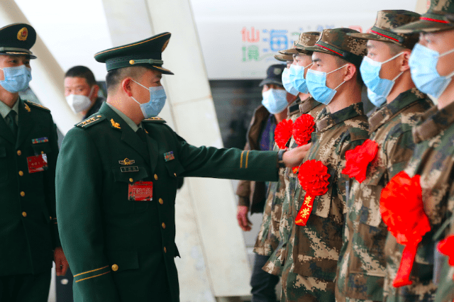 武警北京总队执勤一支队迎新兵将到天安门广场地区执勤