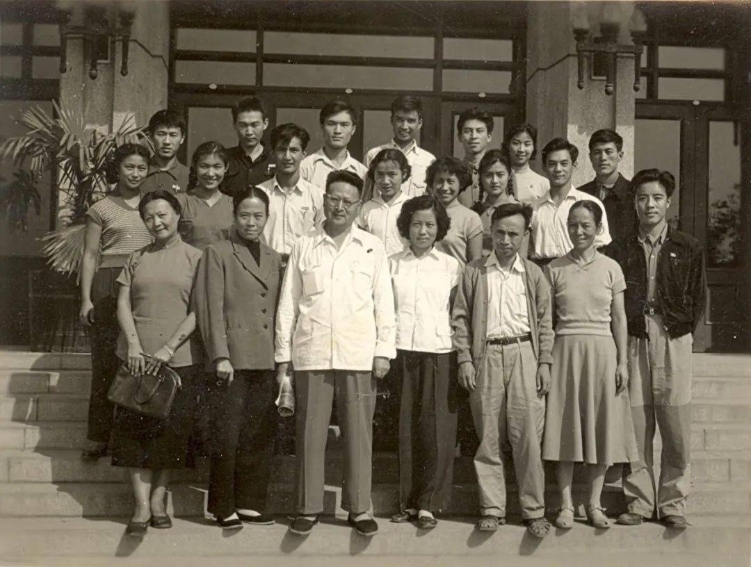 40年代—忘了具体是哪一年,鲁艺排演苏联话剧《带枪的人,当时我在