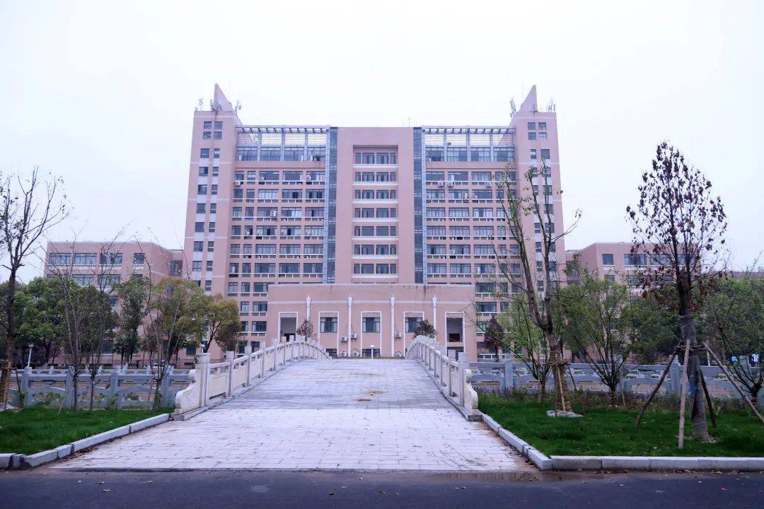 上饶师范学院坐落于江西省上饶市信州区,学校前身为1958年6月设立的