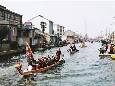 宁波鄞州区云龙镇举行的二月二龙舟巡游活动.