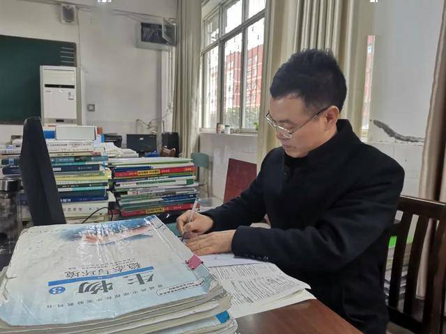 红烛颂昝学军一片丹心育桃李俯首杏坛著华章