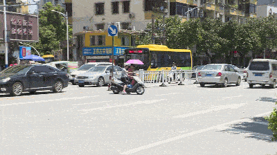 过马路横冲直撞的