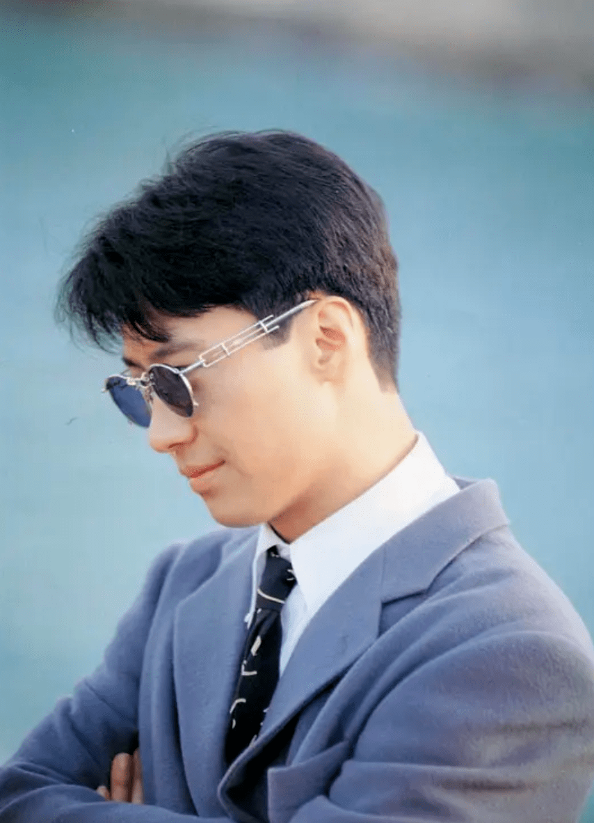 黎明的风头瞬间超越如日中天的赵雅芝,演唱的主题曲《风云尘烟》,也