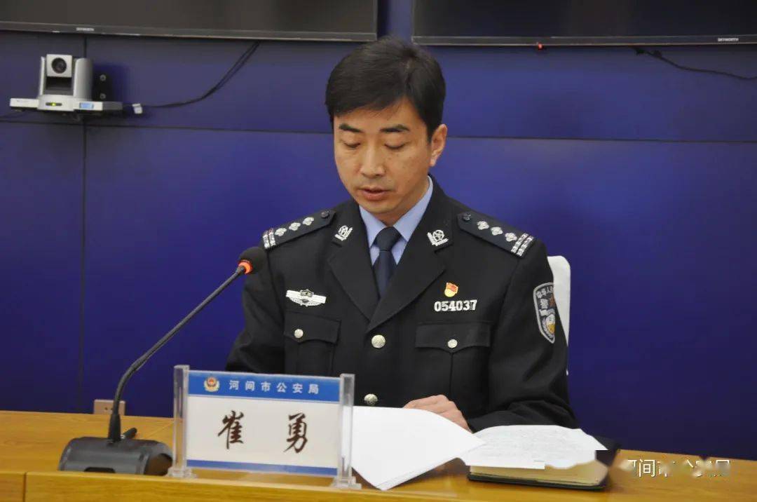 崔勇政委带领全体党员民辅警通读党章.