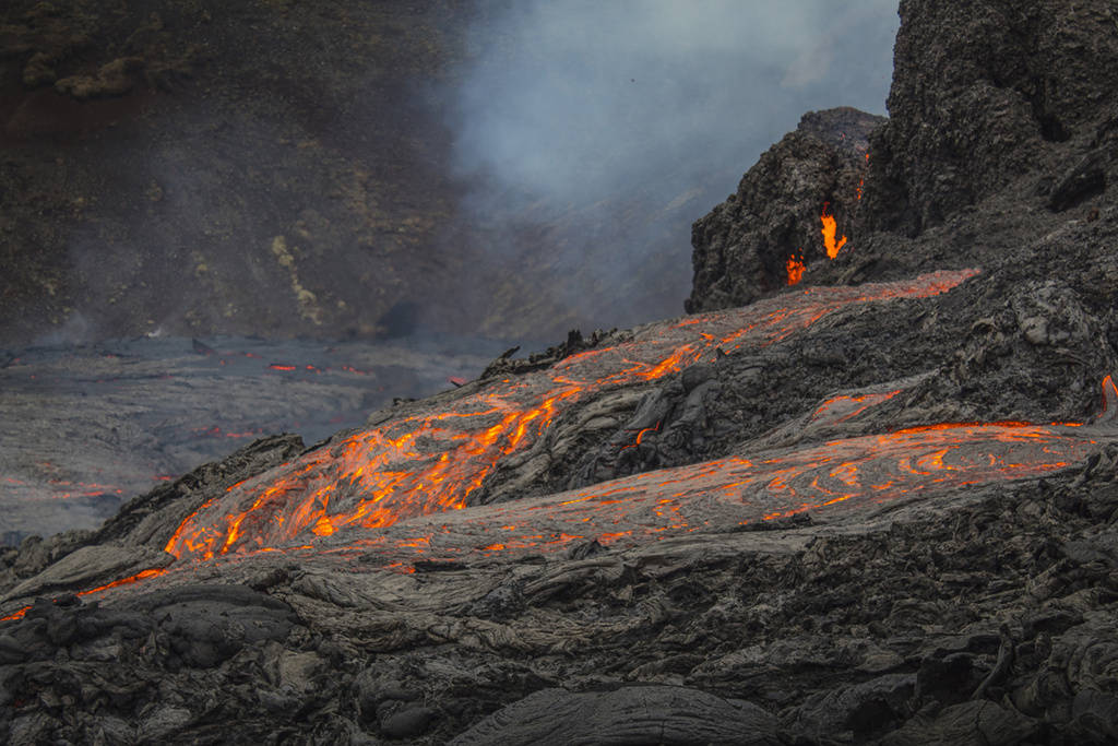 冰岛一火山休眠6000年后喷发