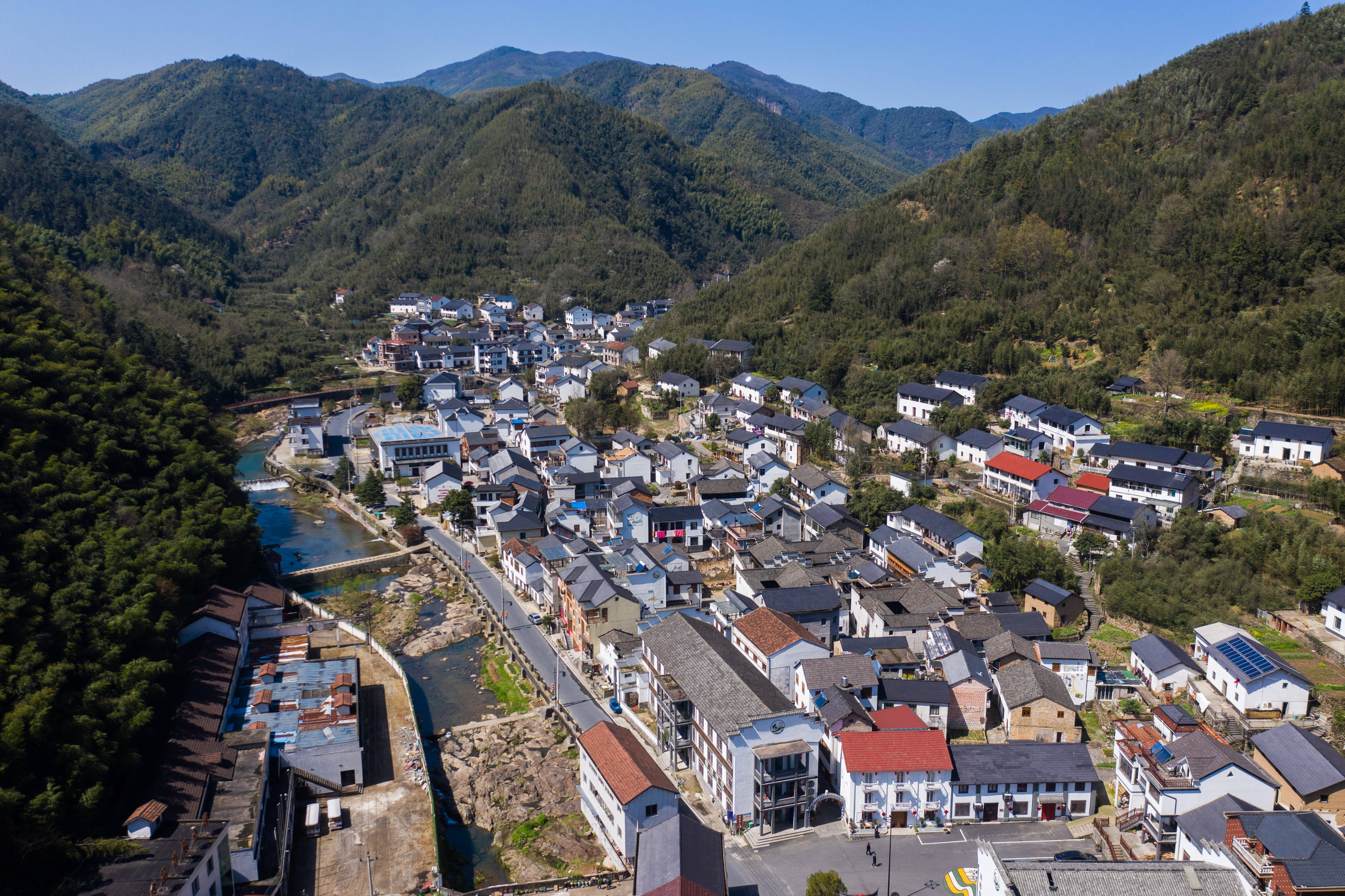 空中俯瞰杭州市临安区高虹镇龙门秘境村落景区(3月22日摄,无人机照片)