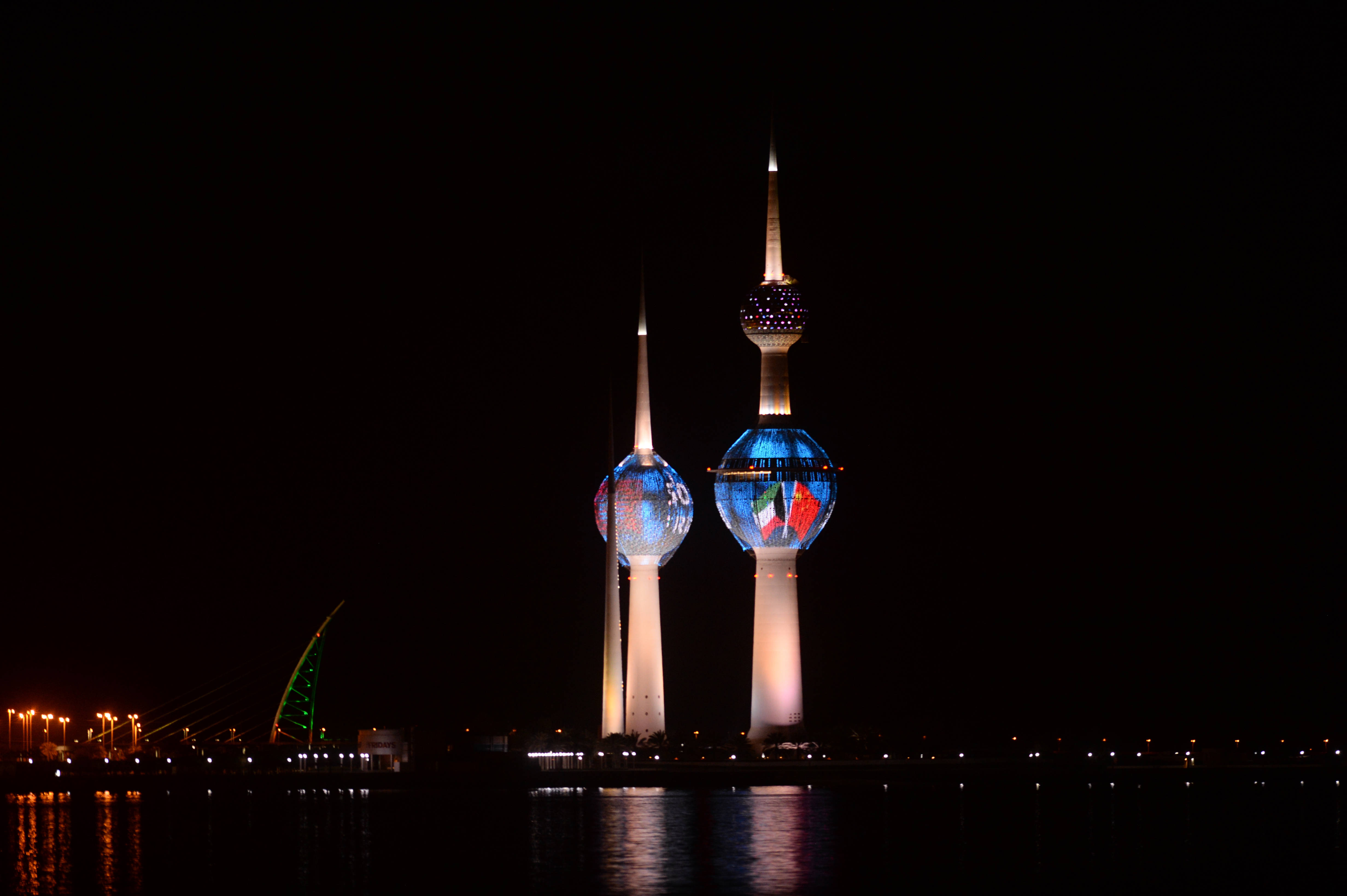 科威特塔点亮中科国旗样式灯光庆祝两国建交50周年