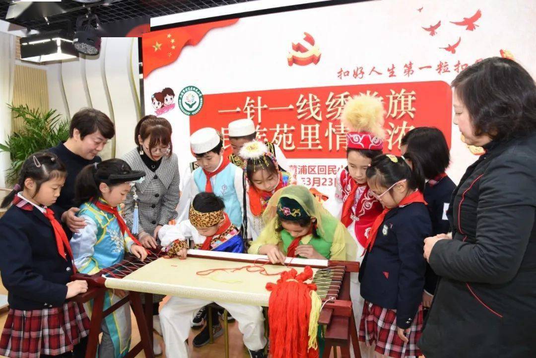 师生从"非遗进校园"到参与"共绣国旗""共绣党旗"活动,在"一针一线"中