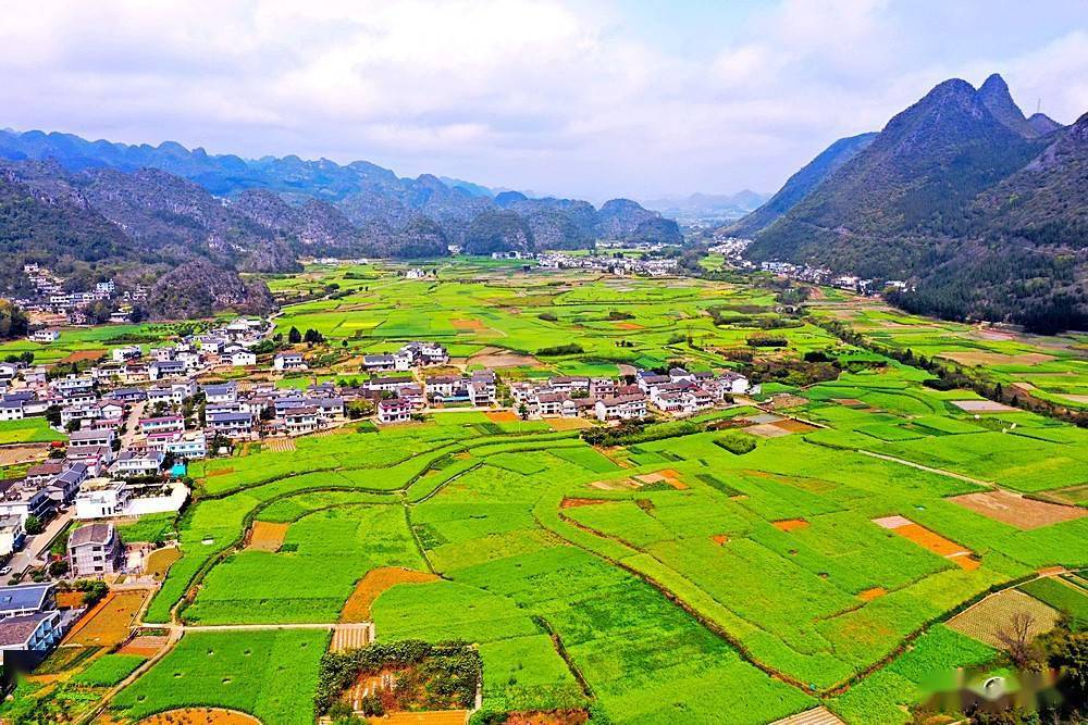 航拍千田织锦的万峰林