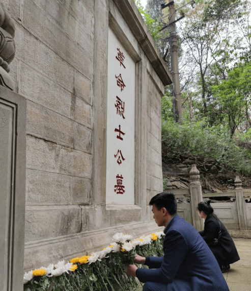 3月25日上午,巴南区莲花街道组织辖区党员共50余人在南泉烈士陵园举行